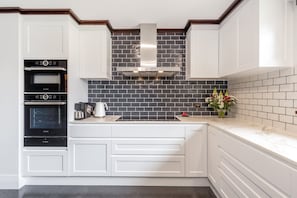 Fridge, microwave, oven, stovetop - 4 bedroom stone home walking distance to the best restaurants (Tanunda)