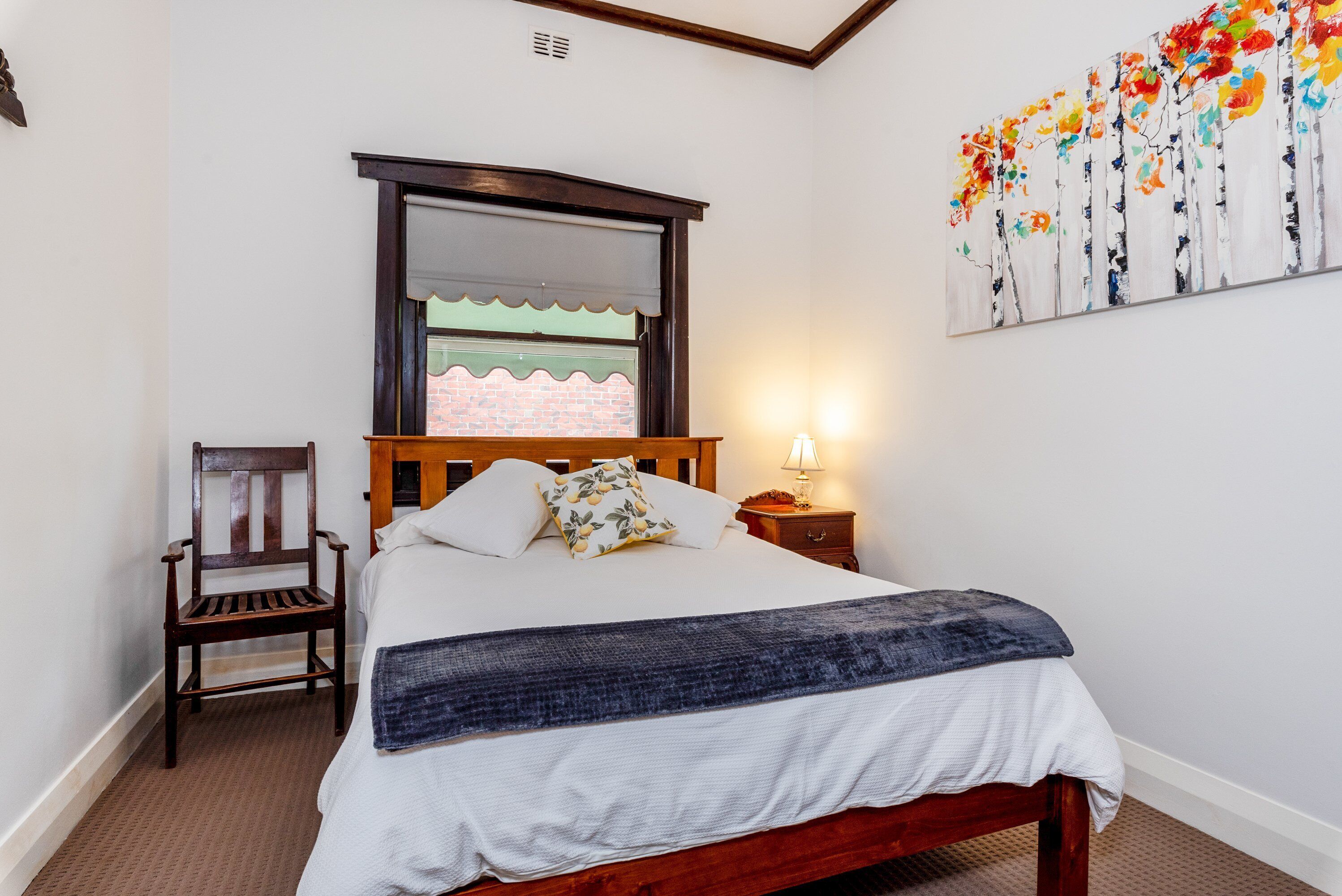 4 bedroom stone home walking distance to the best restaurants — image 16