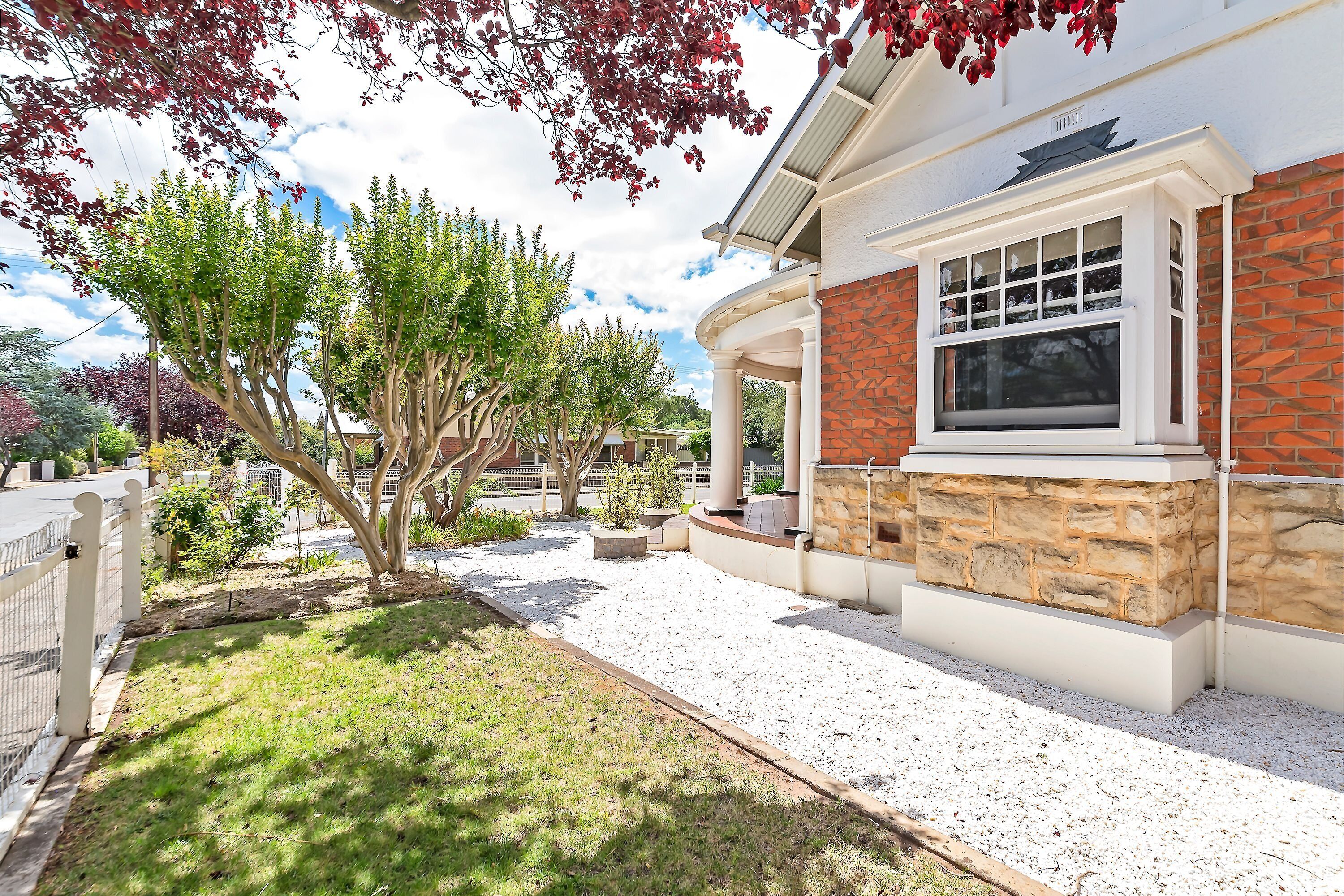 4 bedroom stone home walking distance to the best restaurants — image 24