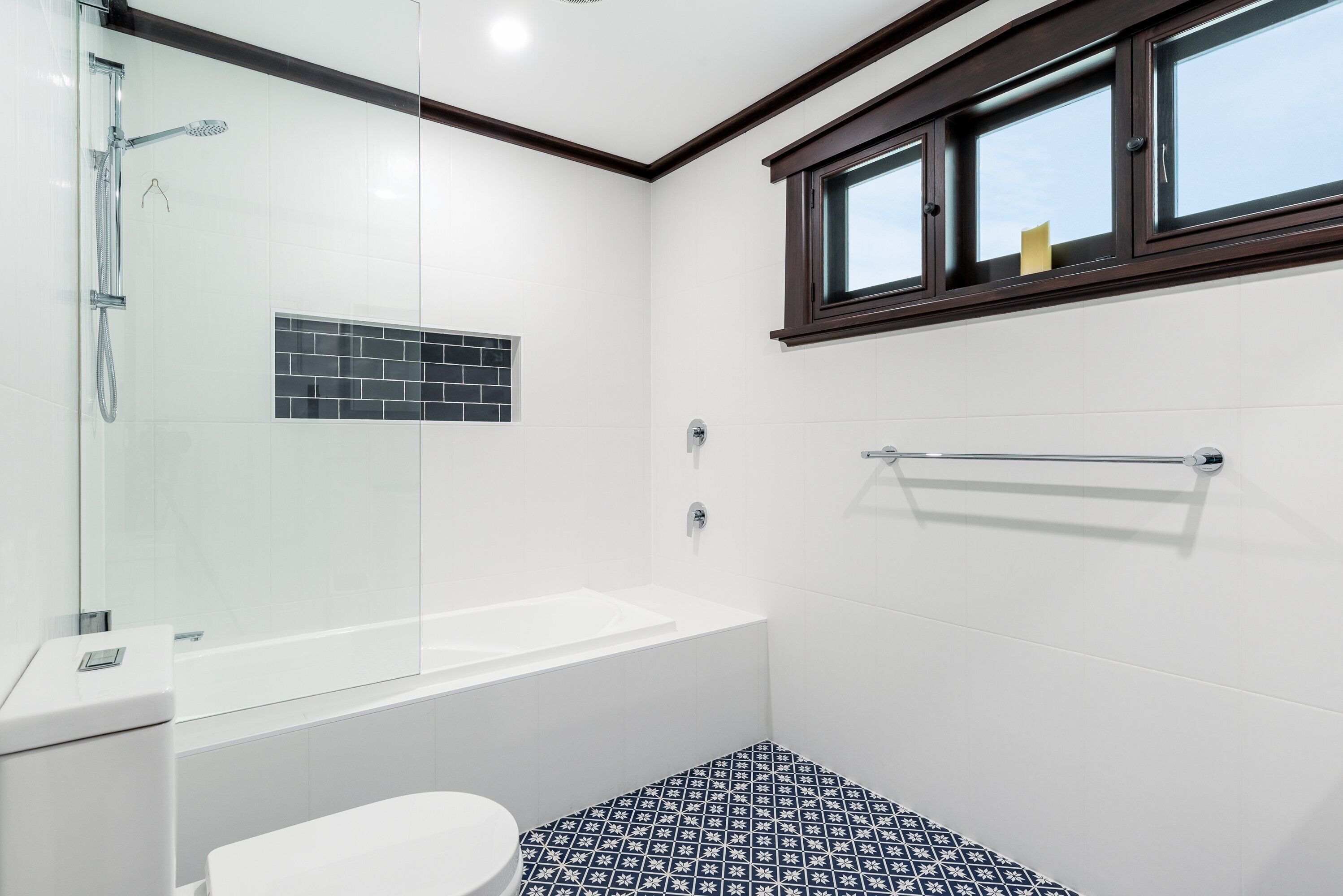 4 bedroom stone home walking distance to the best restaurants — image 13