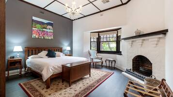 4 bedrooms, iron/ironing board, internet, bed sheets
