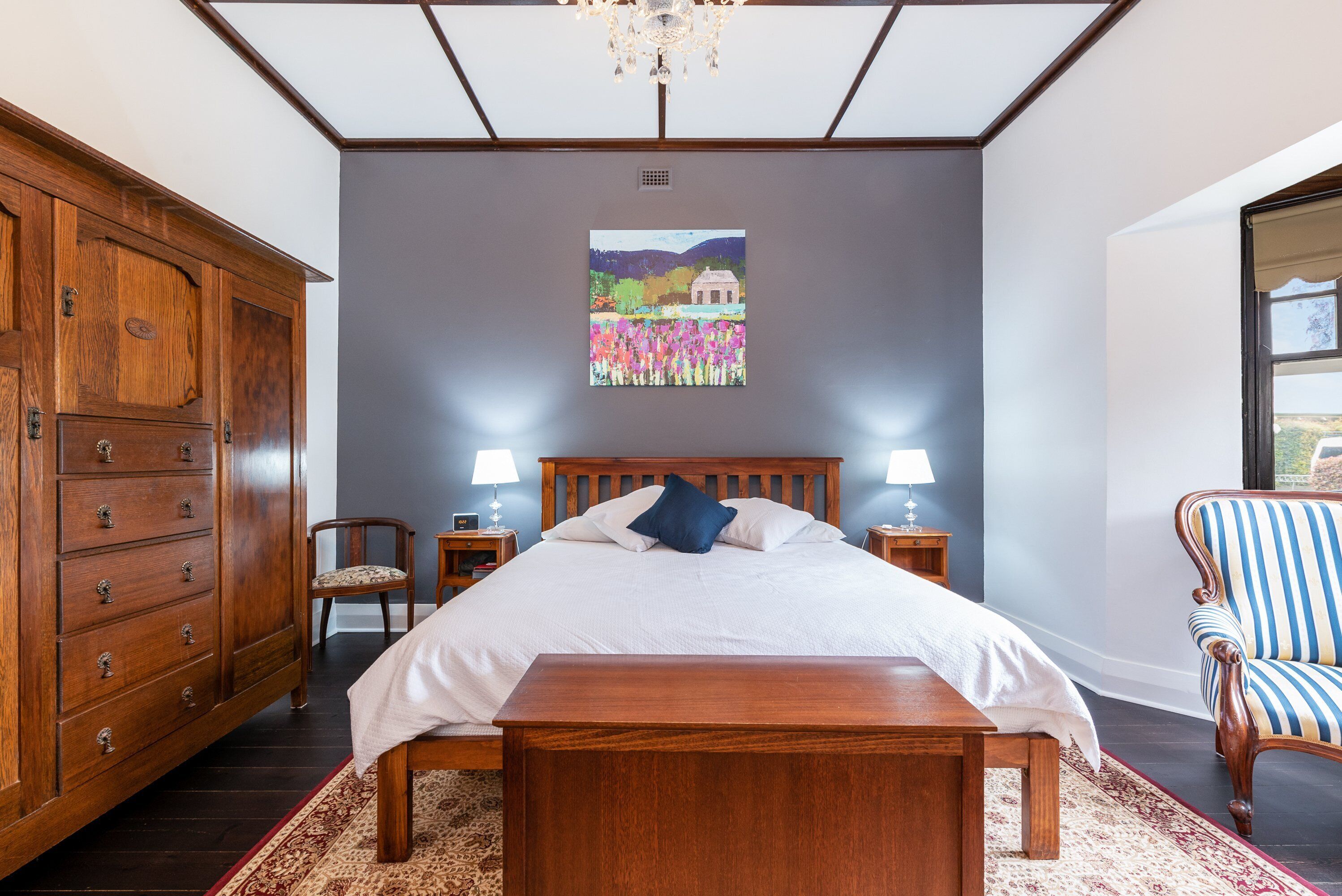 4 bedroom stone home walking distance to the best restaurants — image 14