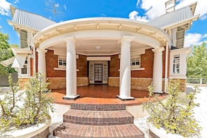 Exterior - 4 bedroom stone home walking distance to the best restaurants (Tanunda)