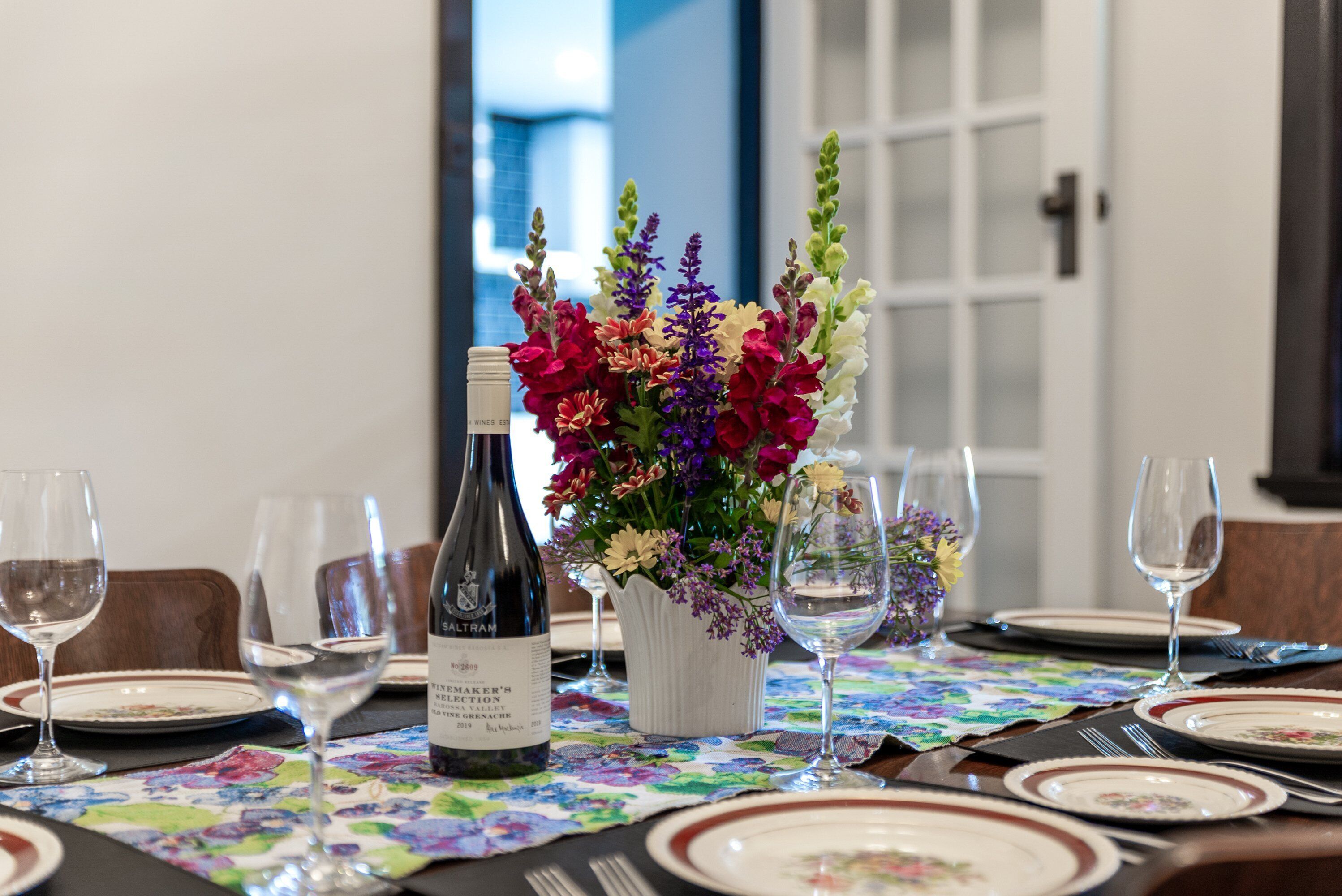 4 bedroom stone home walking distance to the best restaurants — image 23