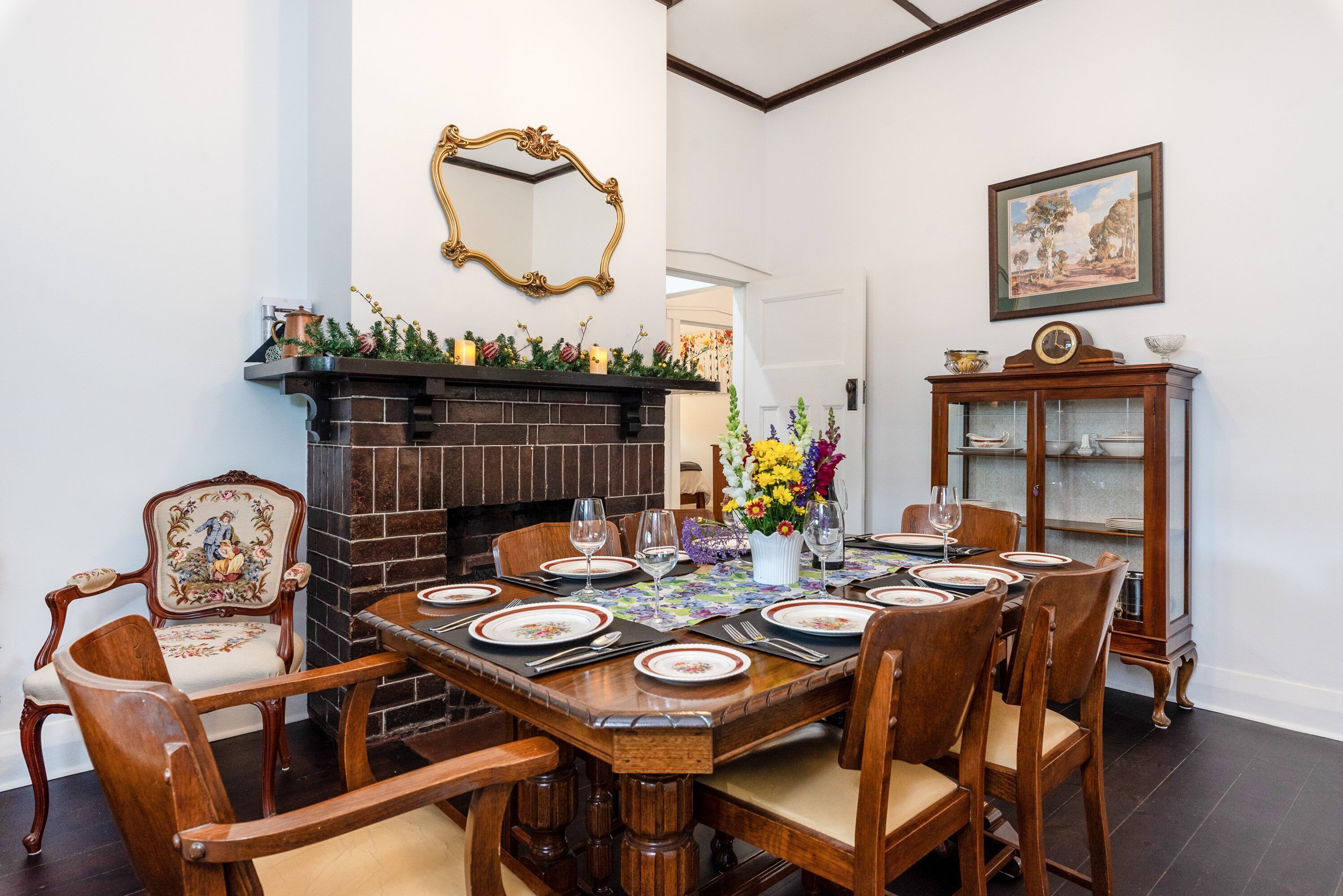 4 bedroom stone home walking distance to the best restaurants — image 11