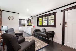 TV, fireplace, stereo - 4 bedroom stone home walking distance to the best restaurants (Tanunda)