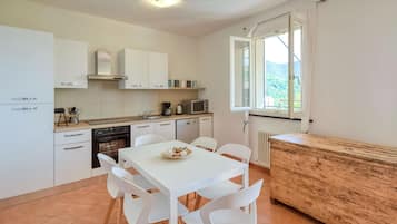 Kühlschrank, Mikrowelle, Geschirrspüler, Kochgeschirr/Geschirr/Besteck