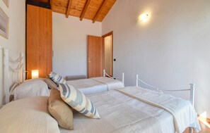 2 bedrooms, travel crib, free WiFi