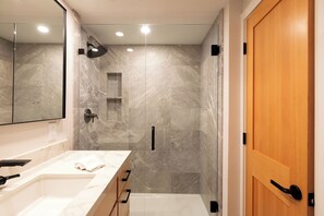 Combined shower/bathtub, towels, soap, toilet paper - Beautiful 2 Bed / 2 Bath in Vail Village – Walk to Gondola One or Golden Peak! (Vail)