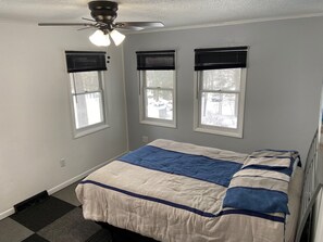 3 bedrooms, WiFi, bed sheets - Silver Lake Cottage. 1 Mile from Sand Dunes. Quiet Street. Sleeps 12-14.  (Mears)