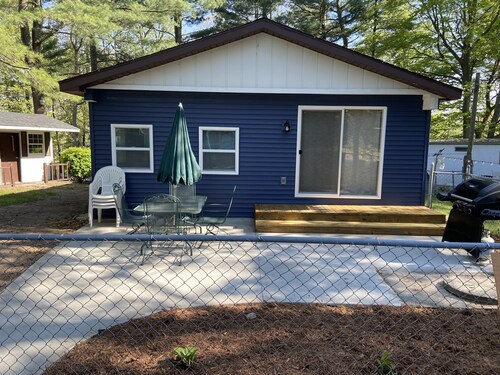 Silver Lake Cottage. 1 Mile from Sand Dunes. Quiet Street. Sleeps 12-14. 