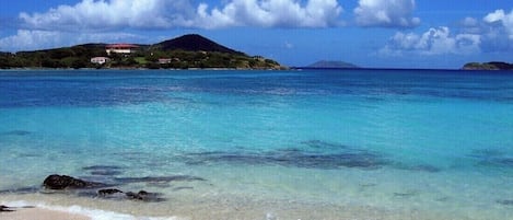 Sur la plage, chaise longue, serviettes de plage