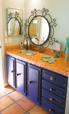 Een bad/douchecombinatie, handdoeken