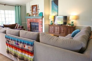 Smart-TV, peis, DVD-spiller og bøker