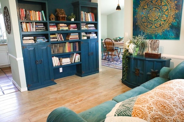 Smart TV, chimenea, reproductor de DVD y libros 