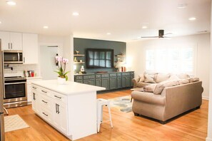 Interior - Private Back Yard! Fire-Pit, Air Hockey, Full Kitchen, Outdoor Speakers + Grill. (Oxford)