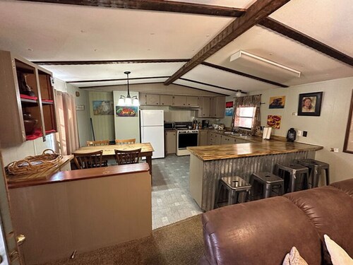 The Family Cabin: Newly Renovated Retreat with Full Amenities and Shared Seasonal Hot Tub