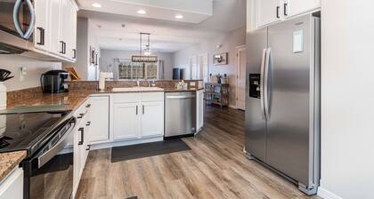 Lakefront Condo! Be in the Water in Minutes! Free Wifi & Dog Friendly! Free SDC tickets!