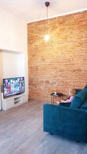 Apartment, Multiple Beds | Living room | 30-inch TV with digital channels