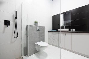 Appartement, Plusieurs lits | Salle de bain | Douche, séchoir à cheveux, serviettes fournies, shampooing