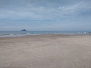 Perto da praia, espreguiçadeiras
