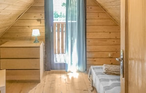2 bedrooms, travel crib, free WiFi