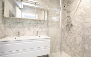 Combined shower/tub - Residentie Royal Palace (Oostende)