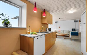 Kühlschrank, Mikrowelle, Herdplatte, Geschirrspüler
