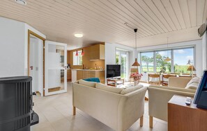 Een televisie, een open haard en een dvd-speler