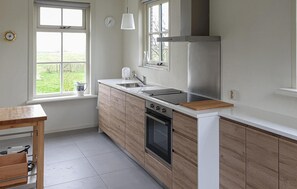 Kühlschrank, Ofen, Geschirrspüler, Wasserkocher mit Kaffee-/Teezubehör