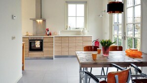 Kaffetrakter/tekoker, kjøleskap, ovn og oppvaskmaskin