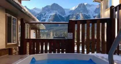 Entire Townhouse, 2 BR, Hot tub, 3 min to Banff