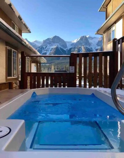 Entire Townhouse, 2 BR, Hot tub, 3 min to Banff