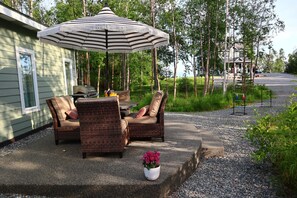 Outdoor dining - Wild Rose Cottage on Private homestead. Mountain View from property! (Wasilla)