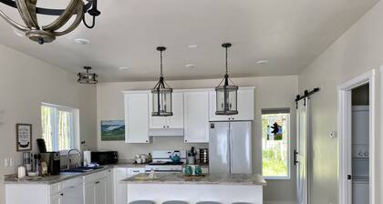 Wild Rose Cottage on Private homestead. Mountain View from property!