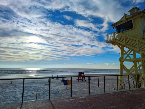 Sun & Surf Beach House - Family Friendly - Steps to the Beach