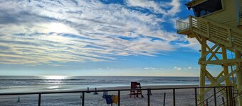 Sun & Surf Beach House - Family Friendly - Steps to the Beach