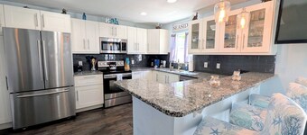 Walk to Beach, Shops and Dinning - Sleeps 8 - Private Patio - Free Parking