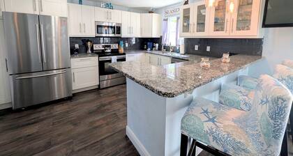 Walk to Beach, Shops and Dinning - Sleeps 8 - Private Patio - Free Parking