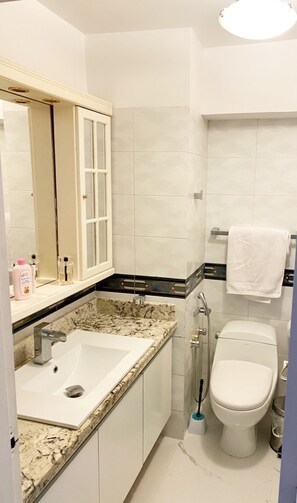 Combined shower/tub, bidet, towels, toilet paper - Relaxing Suite Room (Caracas)