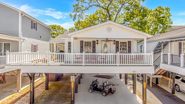 Une maison à deux étages avec un porche et un garage.