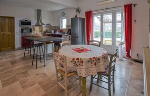 Dining - Gorgeous home in Saint-Saturnin-lès-Apt (Saint-Saturnin-lès-Apt)
