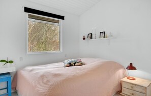 2 bedrooms, free WiFi - Cozy home in Dronningmølle with kitchen (Dronningmølle)