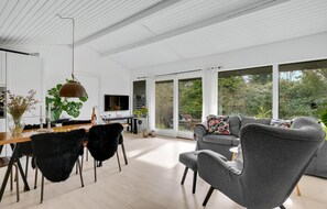 Smart TV, fireplace - Cozy home in Dronningmølle with kitchen (Dronningmølle)