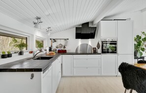 Fridge, stovetop, dishwasher, coffee/tea maker - Cozy home in Dronningmølle with kitchen (Dronningmølle)