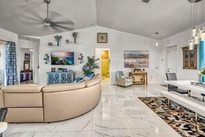 Smart TV, books, stereo - Luxury Canal-Front Retreat with Heated Saltwater Pool - Sleeps 8! (Cape Coral)