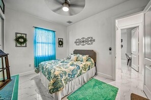 4 chambres, bureau, fer et planche à repasser, lit de bébé portatif