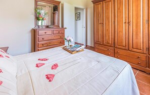 4 bedrooms, travel cot, free WiFi, bed sheets