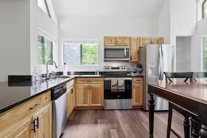 Réfrigérateur, four à micro-ondes, un four, surface de cuisson
