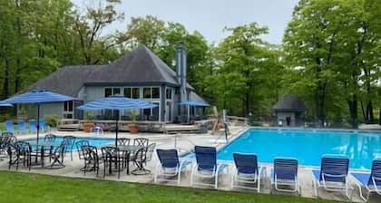 Charming Getaway Hidden Valley 4BR+3Bath Hot Tub